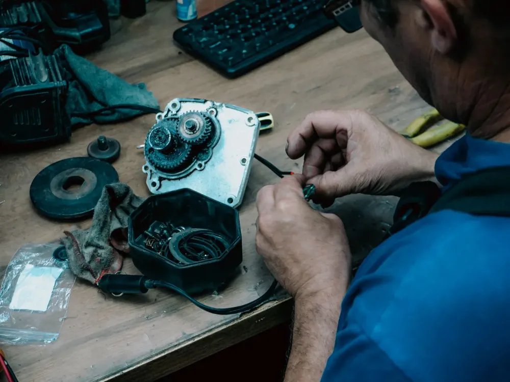 Tezgâhta parçalarına ayrılmış motor